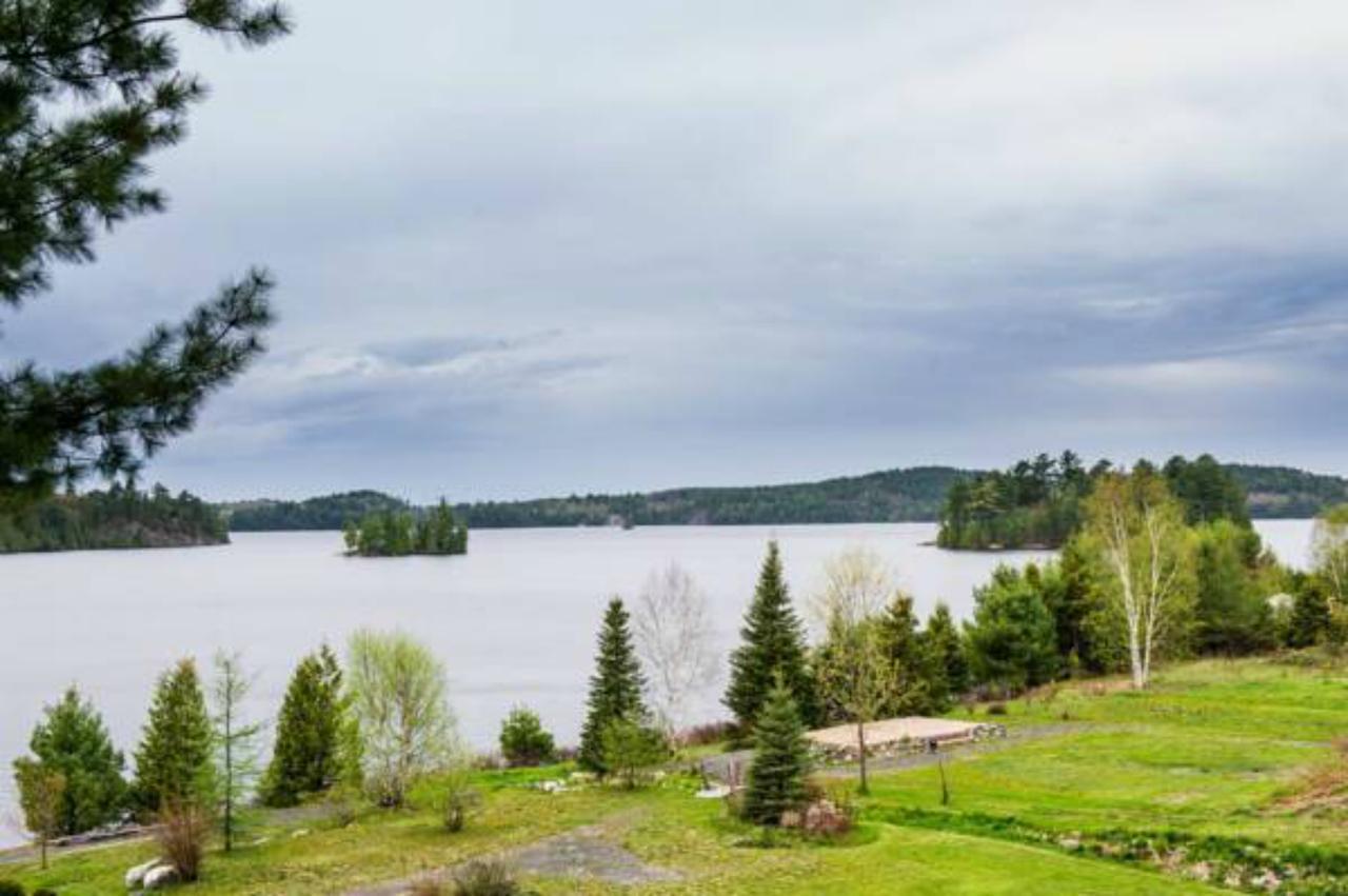 Elliot Lake Dunlop Lake Lodge מראה חיצוני תמונה