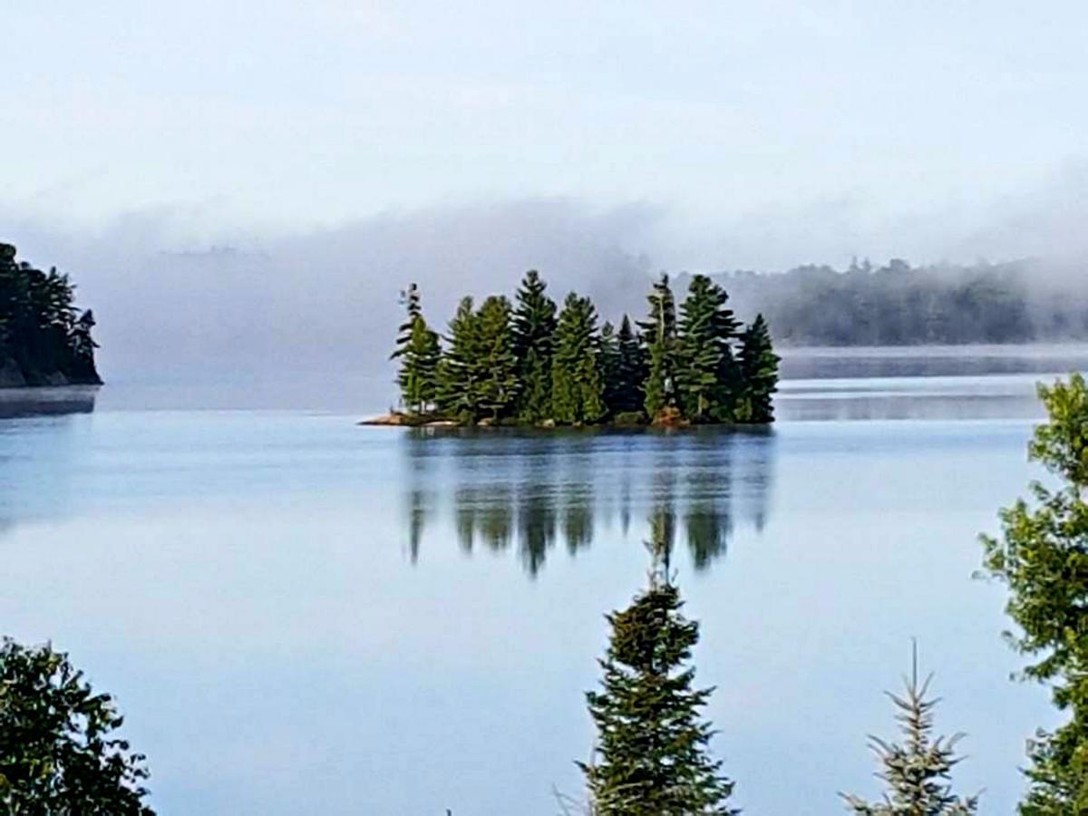 Elliot Lake Dunlop Lake Lodge מראה חיצוני תמונה